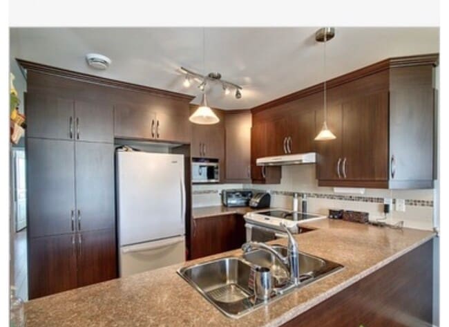 Building Photo - 310 Rue Jean-Claude-Tremblay