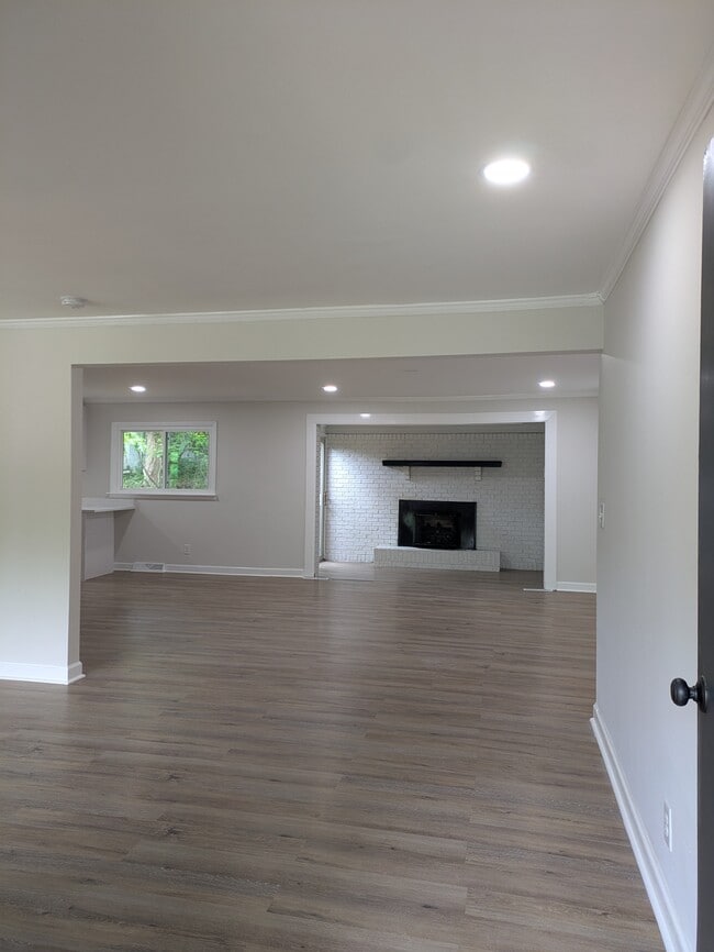 Building Photo - 1002 Hemlock Dr