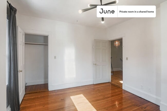 Building Photo - Room in Shared 6 bed/2 bath home