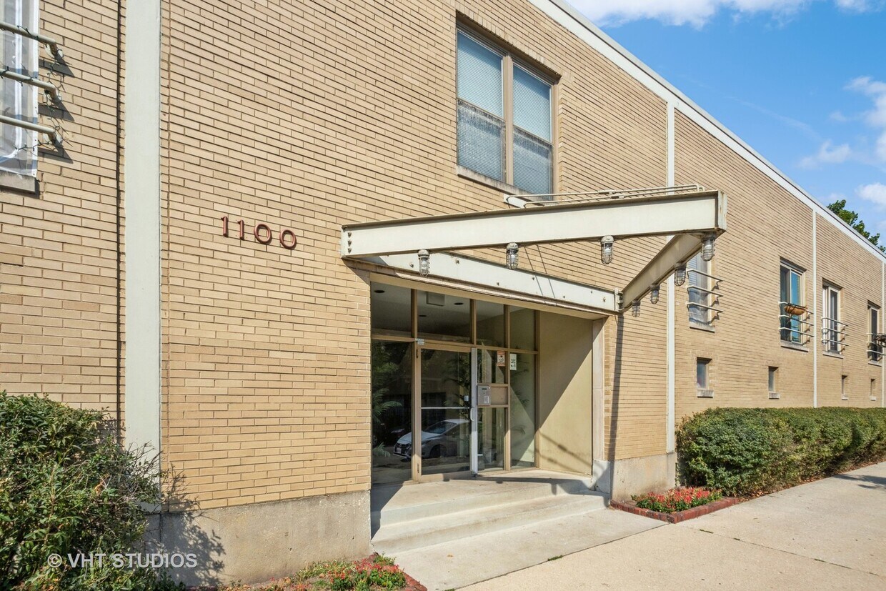 Primary Photo - 1100 W Cornelia Ave