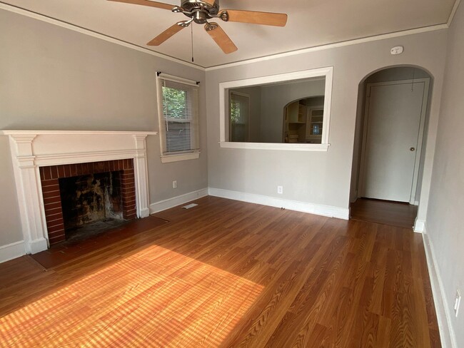 Building Photo - 2 Bedroom, 1 Bathroom House in Greensboro!