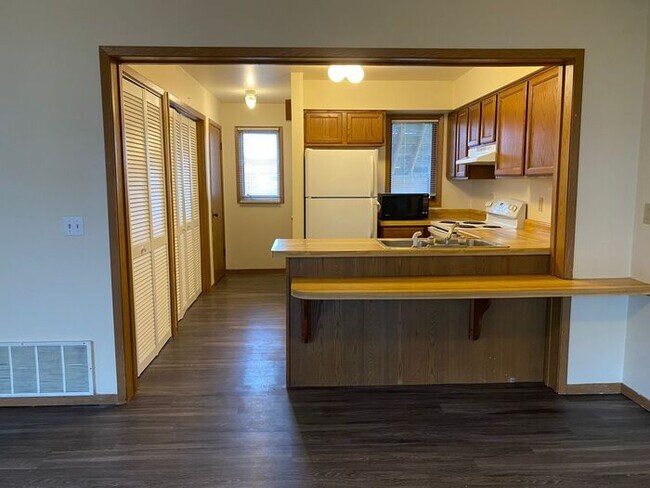 Building Photo - 808 Westwinds Dr