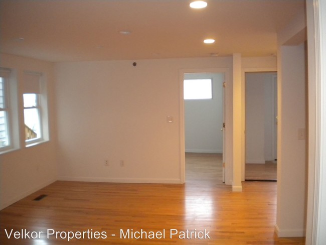 Building Photo - 645 Saratoga St