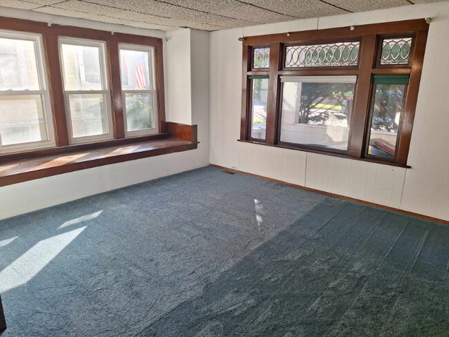 Building Photo - 34 Roosevelt Ave