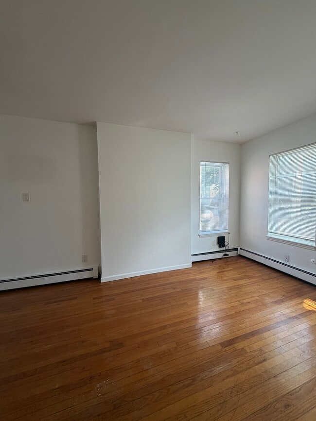Building Photo - 6 N Clover St