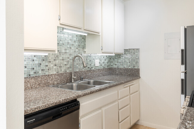 2BR, 2BA - 950SF - Kitchen - 3669 Westwood