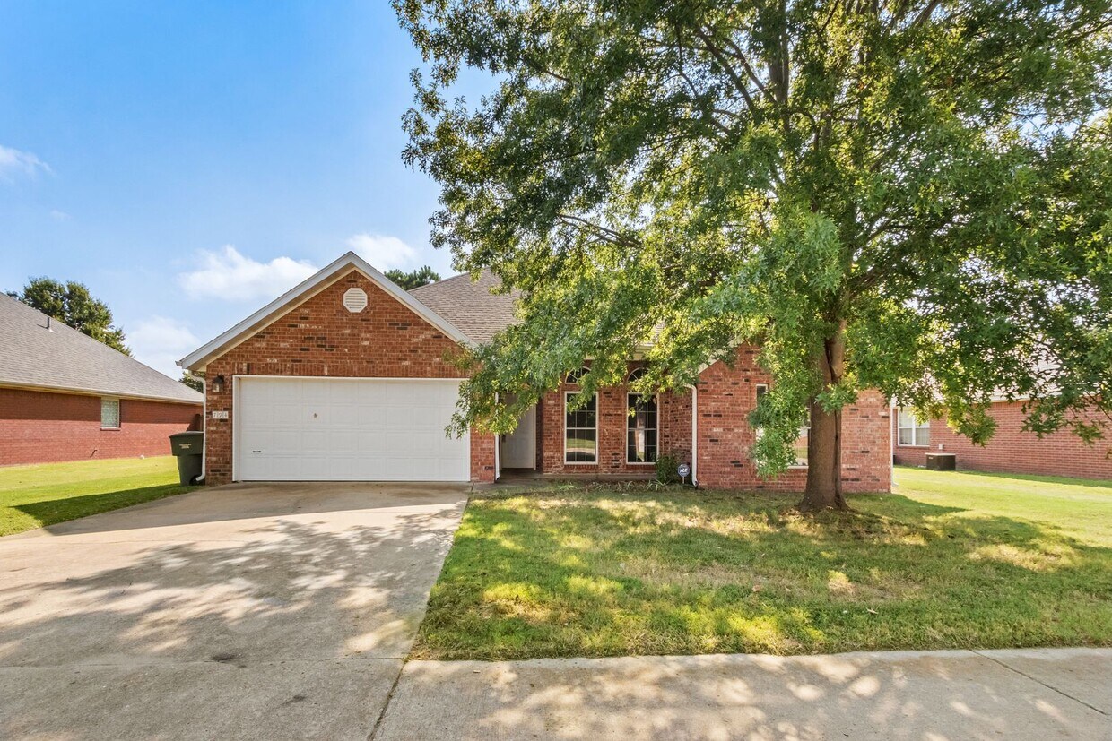 Primary Photo - Bright & Beautiful 4 Bedroom Home with Fen...