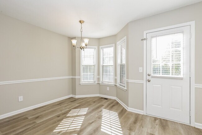 Foto del edificio - 610 E Lake Cove