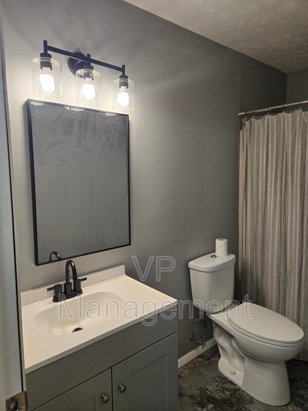 Foto del edificio - 2218 Emerald Dr