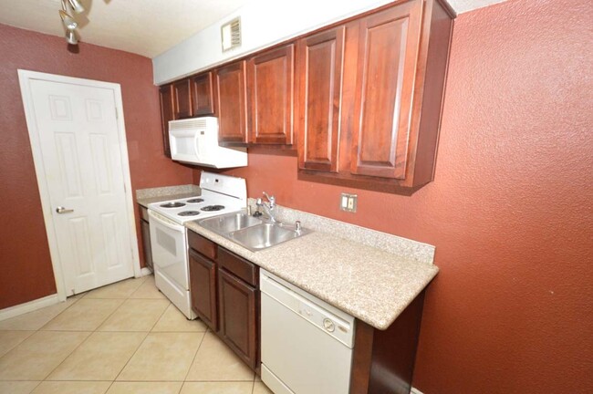 Foto del edificio - 2nd Floor Condo in a Gated Community