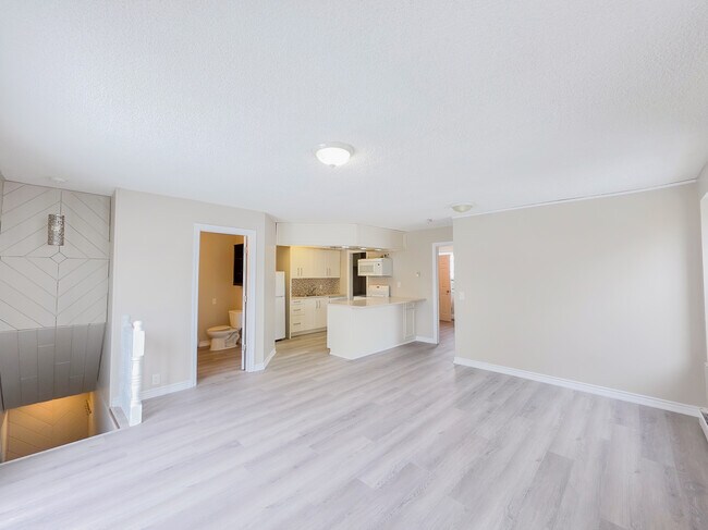 Building Photo - ***UTILITIES INCLUDED***Freshly Renovated Upper-Level Unit (2 Bed, 1.5 Bath)