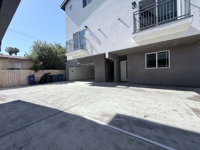 Building Photo - 1731 E 68th St