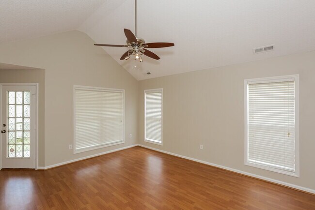 Foto del edificio - 310 Tamarack Dr