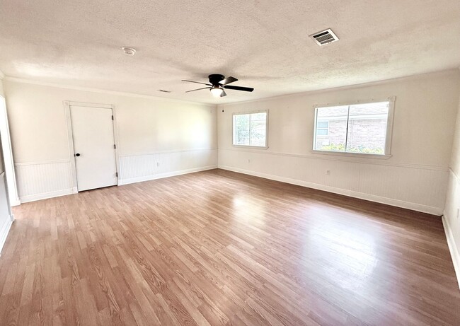 Building Photo - 325 Marilyn Dr