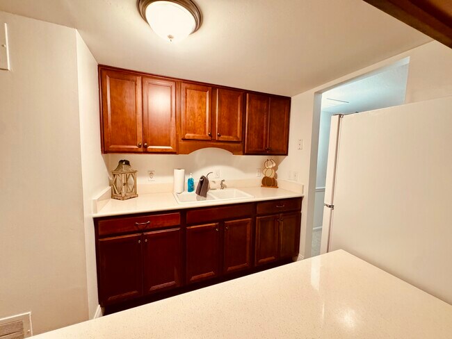 Building Photo - 7025 Carriage Hill Dr