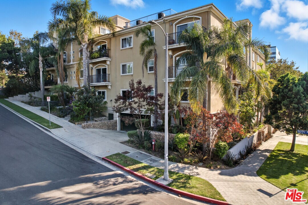 Foto principal - 3401 S Bentley Ave