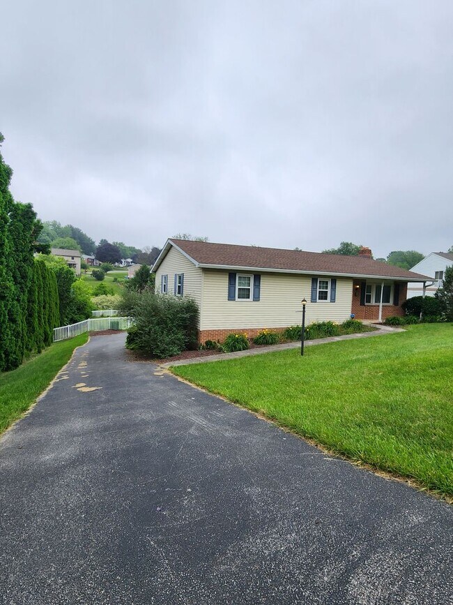 Building Photo - 3 BR 2 BATH - DALLASTOWN SCHOOL DIST