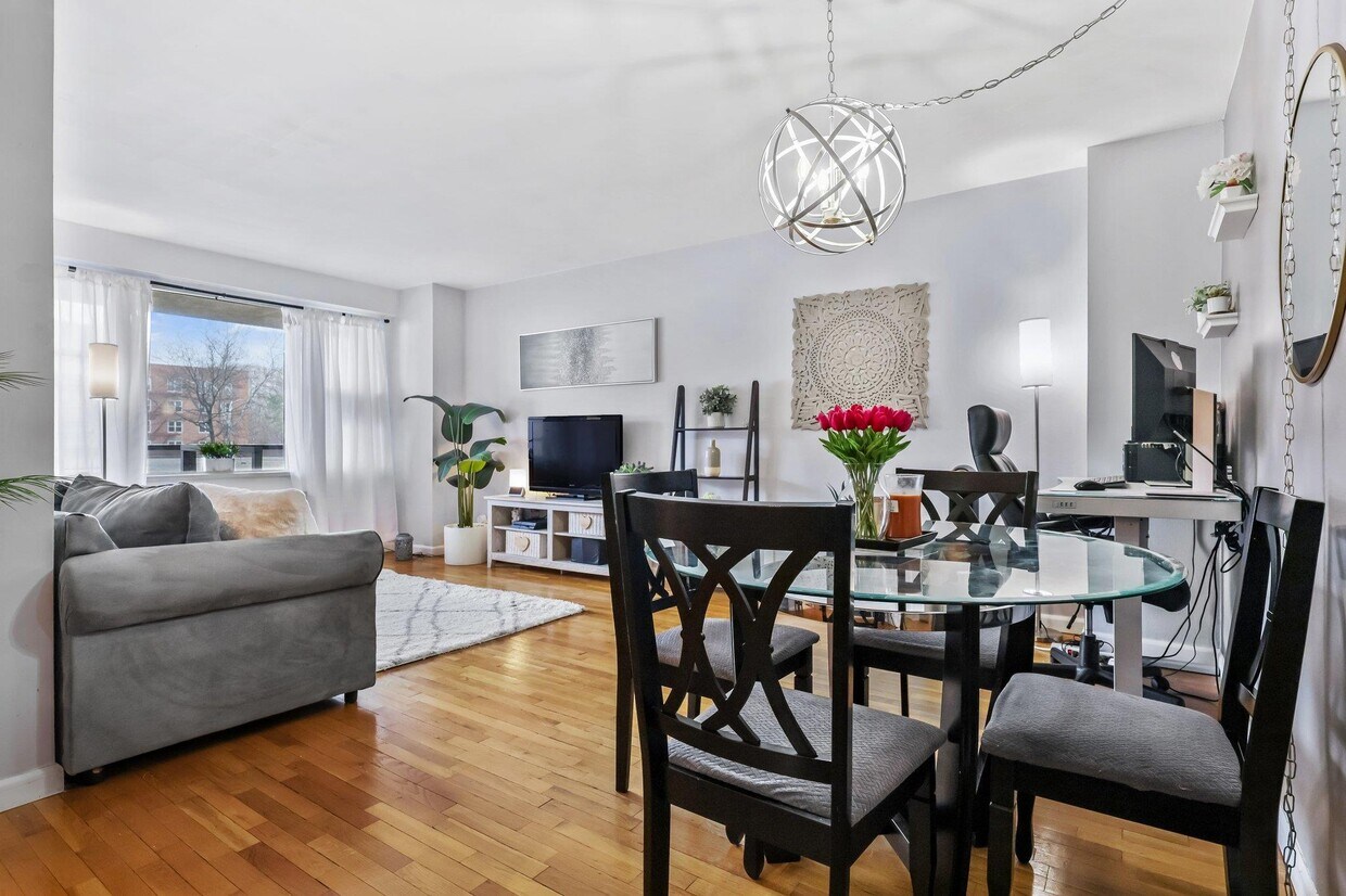 Foto principal - 3777 Independence Ave