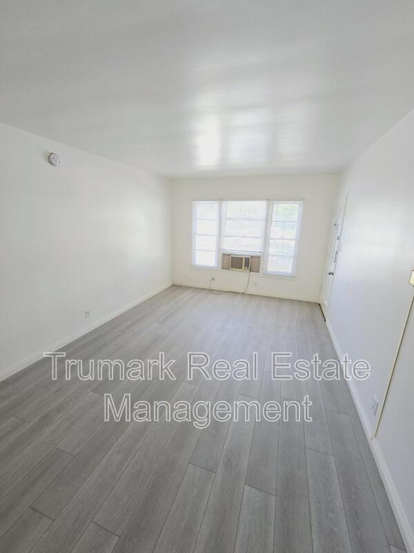 Building Photo - 104 E Randolph St