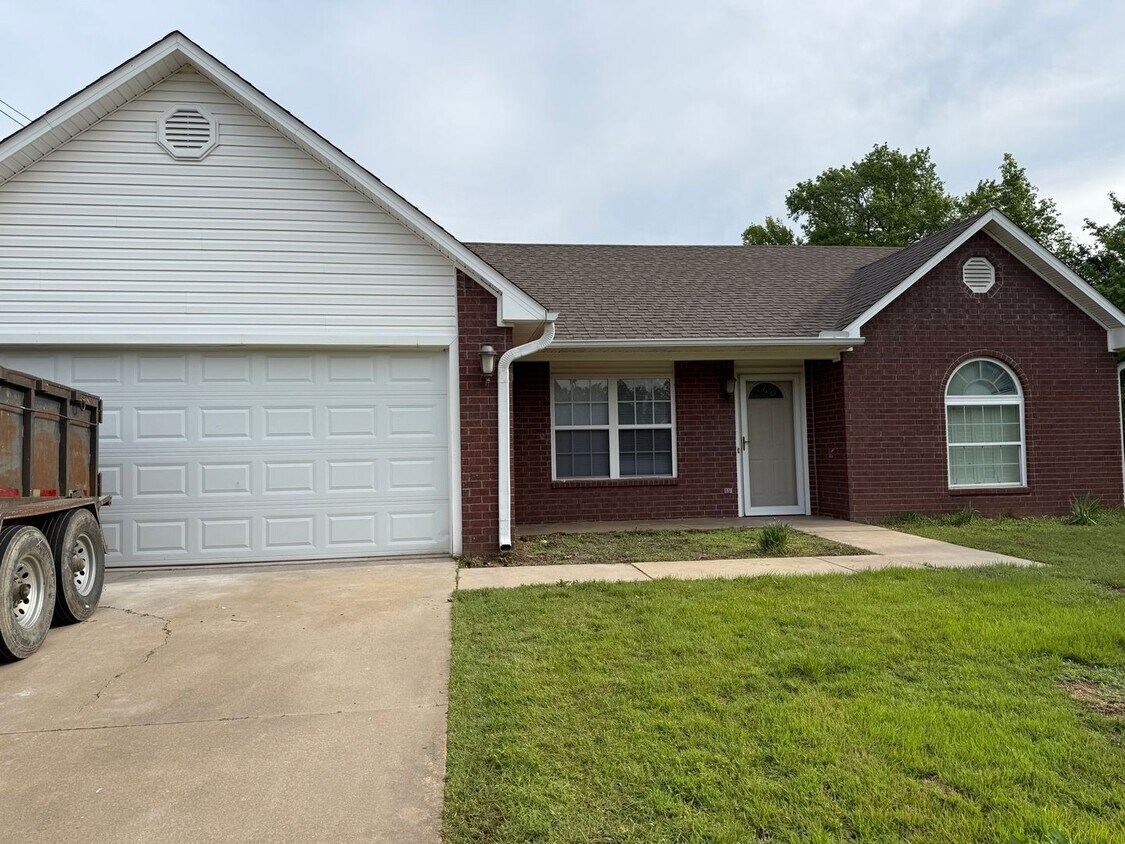Primary Photo - 3 bed, 2 bath, 2 car garage house