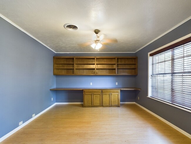 Building Photo - Charming 3-Bed Oasis with Fireplace & Hard...