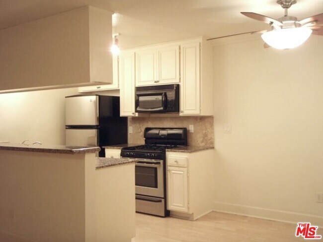 Foto del edificio - 7035 Woodley Ave