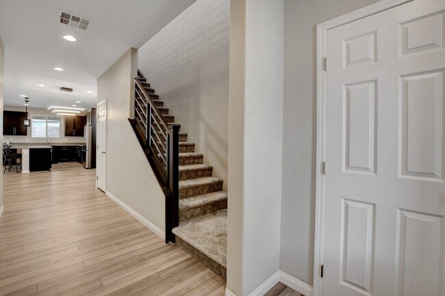 Foto del edificio - Beautifully Upgraded 4 Bedroom, Two Story ...
