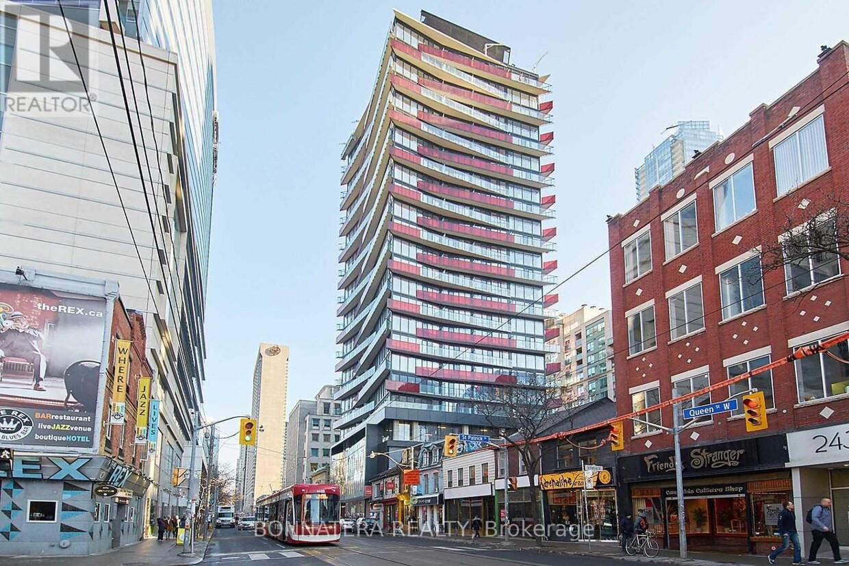 Photo principale - 215-2215 Queen St W