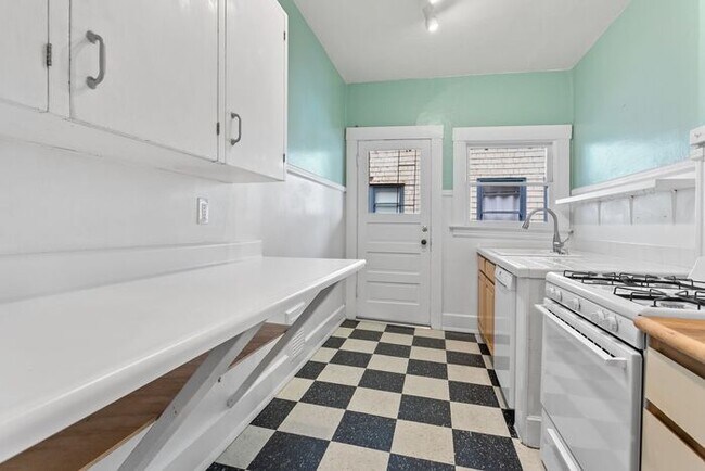 Foto del edificio - 1 Bedroom close to SW! Pets Ok! Walking distance to Providence Park!