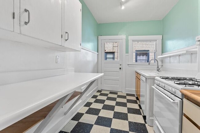 Photo - 1 Bedroom close to SW! Pets Ok! Walking distance to Providence Park! House