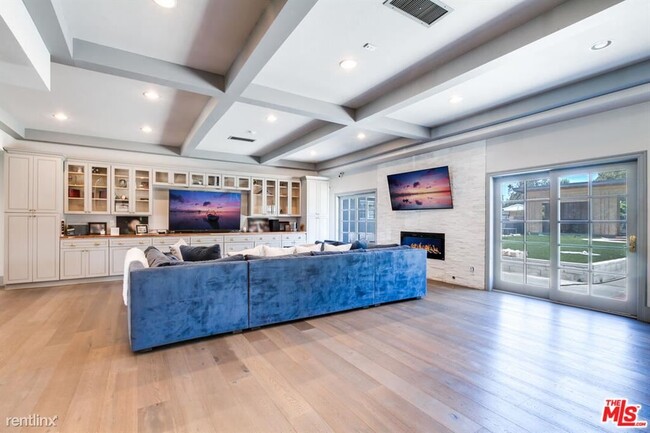 Foto del edificio - 7 br, 6 bath House - 17153 Rayen St