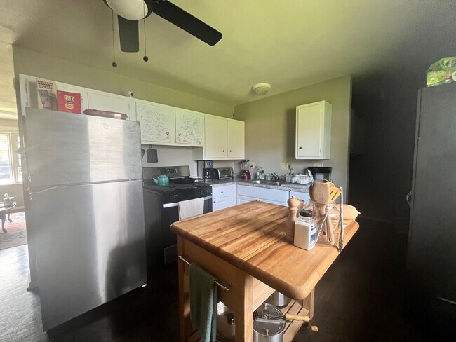 Foto del edificio - 3 Bedroom Home With A Large Fully-Fenced Yard