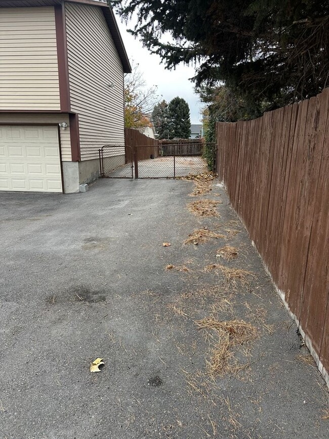 Building Photo - Beautiful 4-Bedroom, 2-Bath Home with Clas...