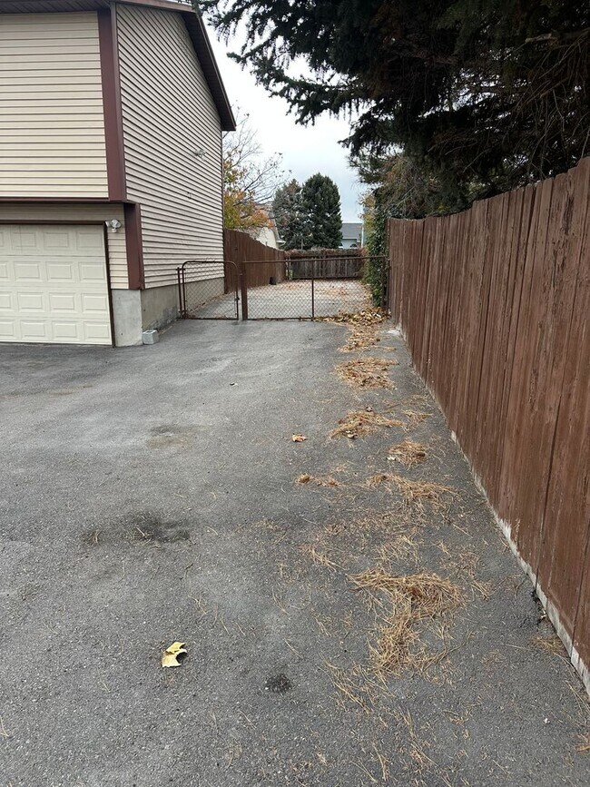 Foto del edificio - Beautiful 4-Bedroom, 2-Bath Home with Classic Layout and Large Yard