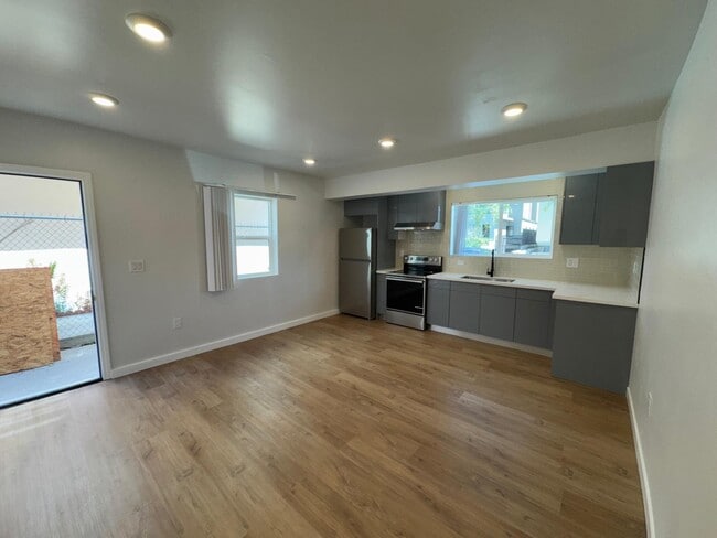 Building Photo - 553 N Flores St