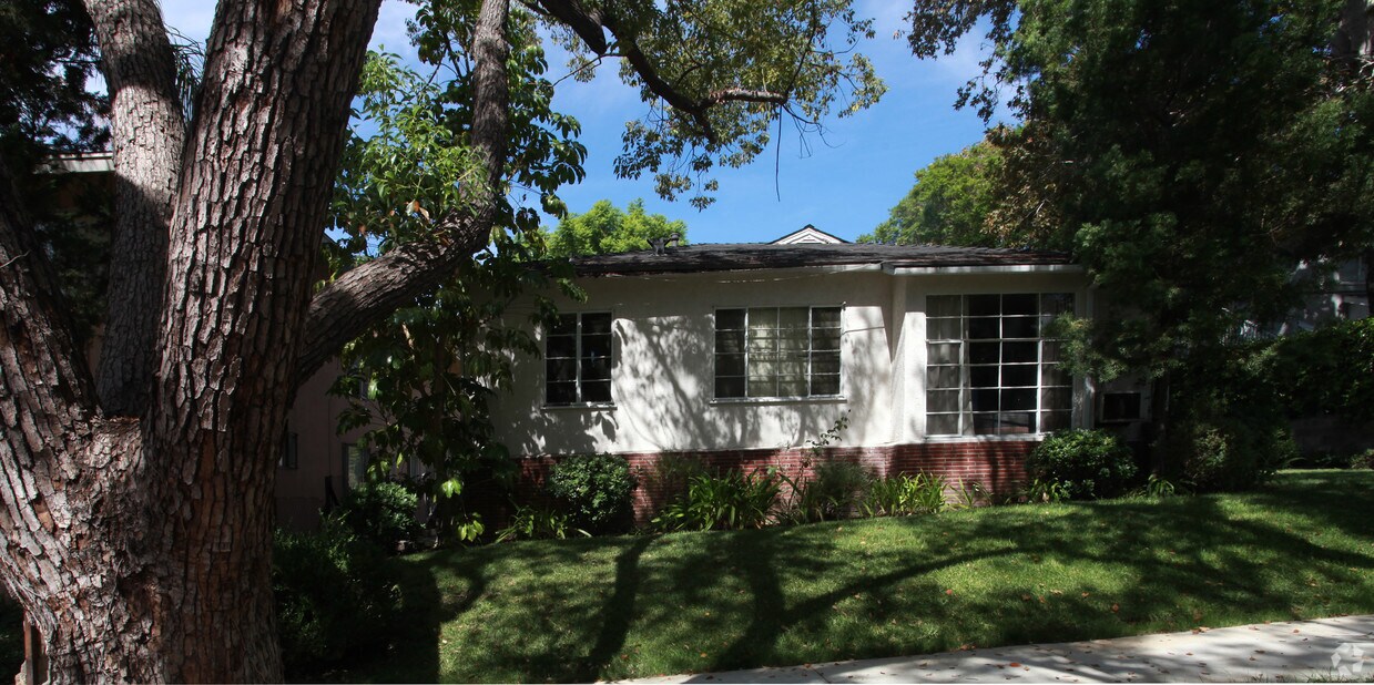Building Photo - 621 E San Jose Ave