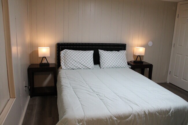 Dormitorio - 2011 Miller Rd