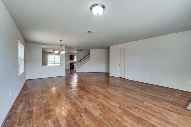 Foto del edificio - 2021 Laughlin Rd