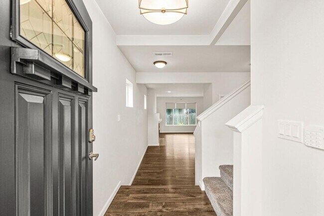 Foto del edificio - Spacious 4-Bedroom Home with Quartz Counters, Fully Fenced Yard & 2-Car Garage in Yelm!