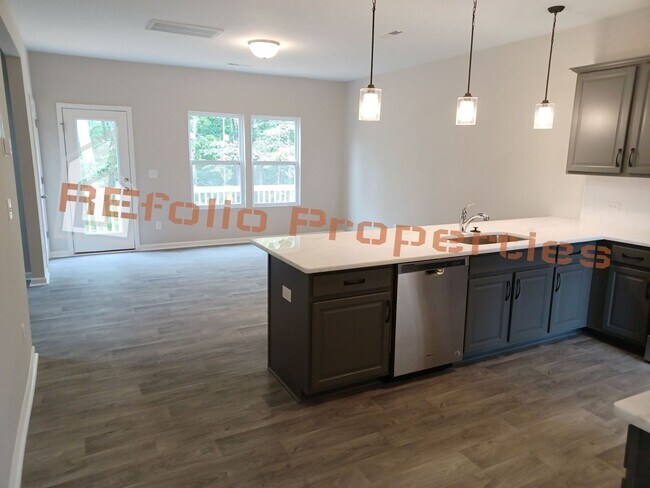 Building Photo - $500 bonus if the lease starts by 10/15! G...