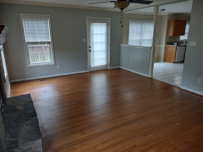 Building Photo - Bonus Room!