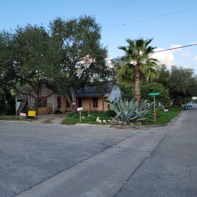 1302 N Harrison St, Beeville, TX 78102 House for Rent in Beeville, TX