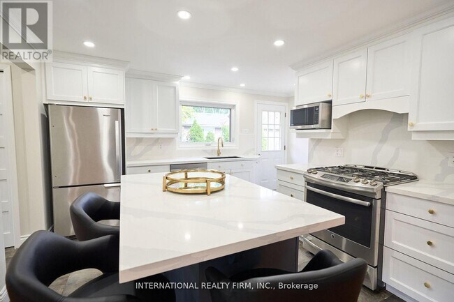 Building Photo - 2292 Devon Rd