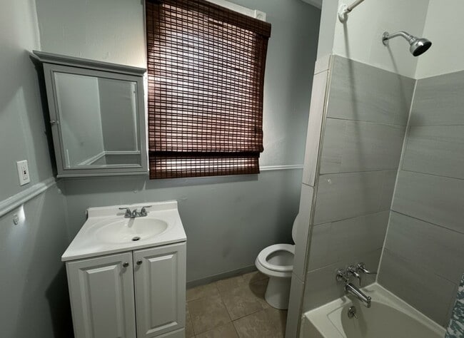 Building Photo - 724 State St