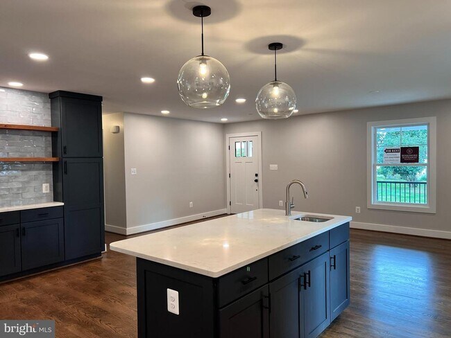 Foto del edificio - 210 Point Ln