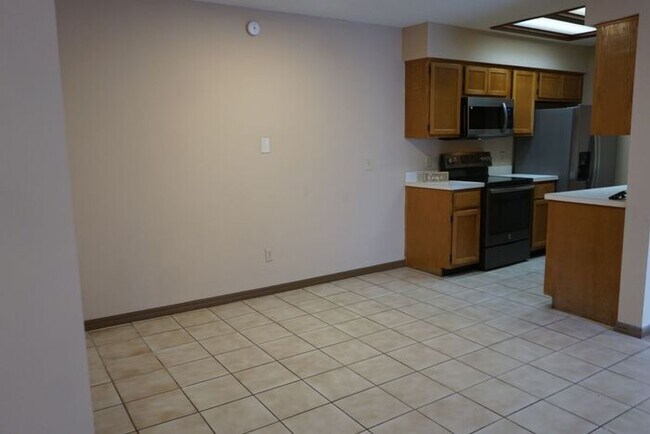 Building Photo - 2 bedroom 2 bathroom flat