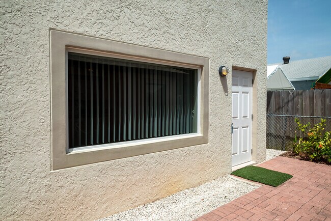 Building Photo - 6410 N Dixie Hwy