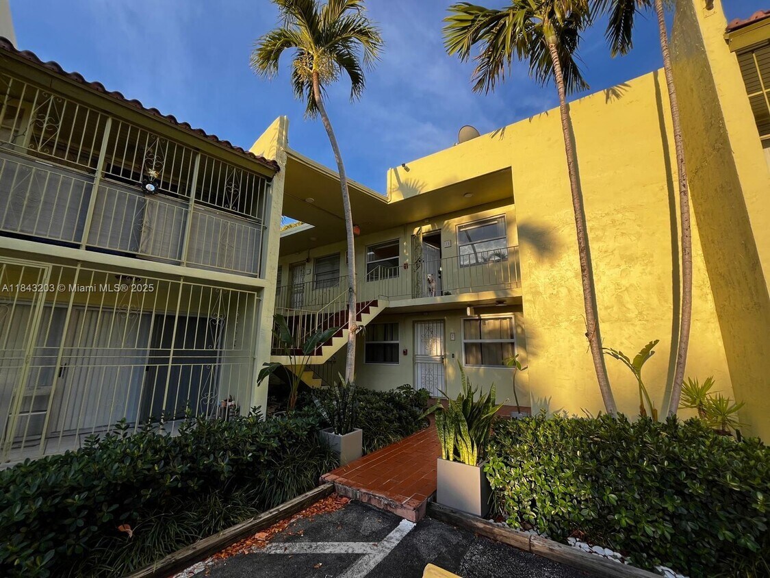 Foto principal - 520 NE 38th St