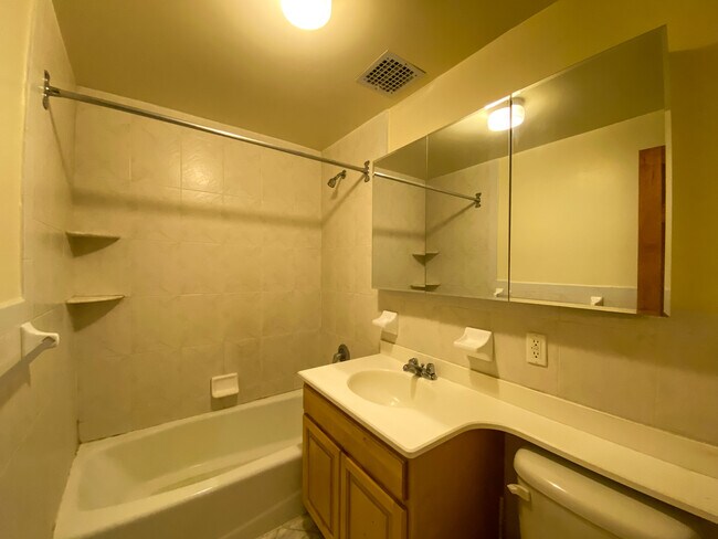 Building Photo - 59 W 74th St
