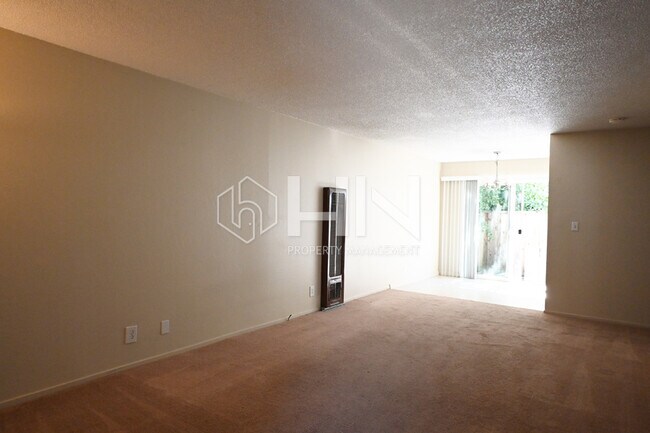 Building Photo - 646 Azara Pl